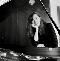 Clara Viane, Klavier